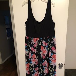 Long sleeveless maxi dress. Flower print